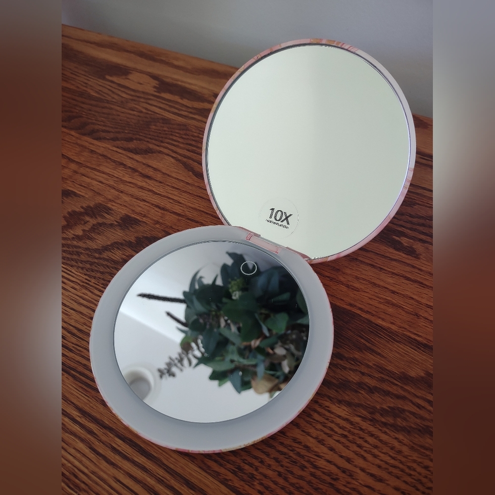 Fancii Lumi Luxe Compact Lighted Mirror - Picture 5 of 6